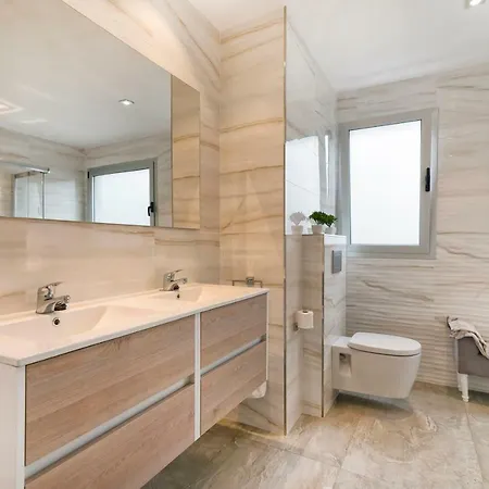 Mesa Y Lopez- Playa Canteras *